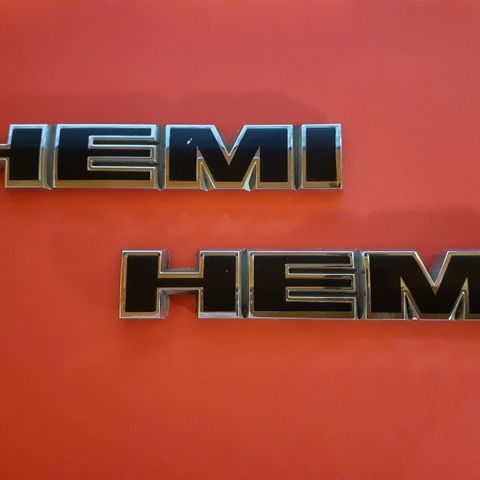 HEMI plast emblemer