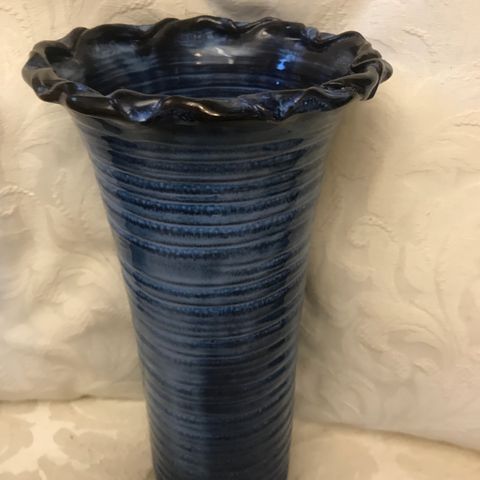 Flott høy blå keramikk vase .  27 x 13 cm.