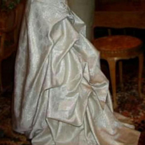Kremfarget brudekjole med gulltråd