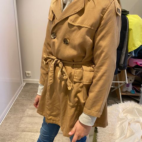 Fin pent/lite brukt brun jakke fra Zara Kids str 8/cm128 selges billig