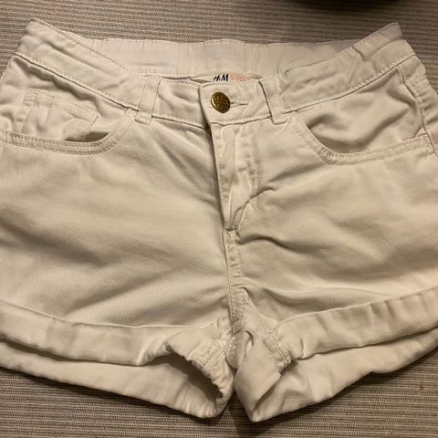 Fin pent/lite brukt hvit shorts fra HM str 152 (11-12år) selges billig