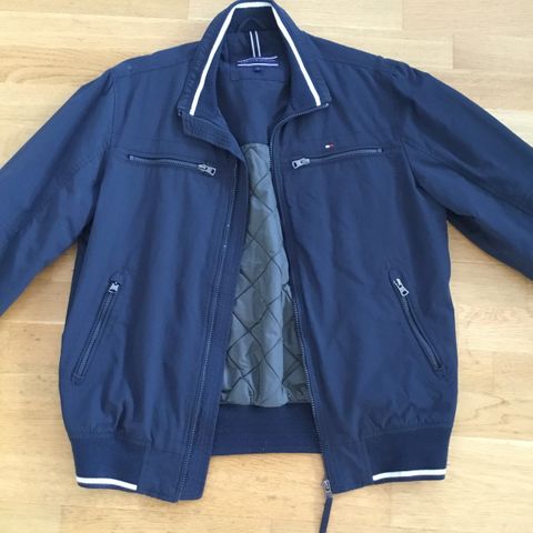 Tommy hilfiger jakke 1000kr