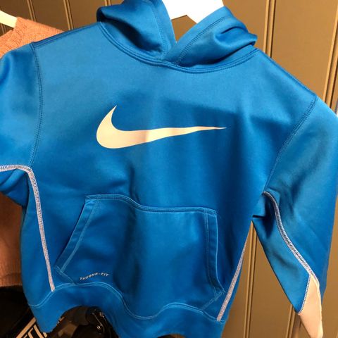 Nike hettegenser Therma-fit str s, 8-10 år