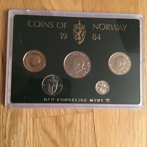 Norske myntsett i hardplast selges