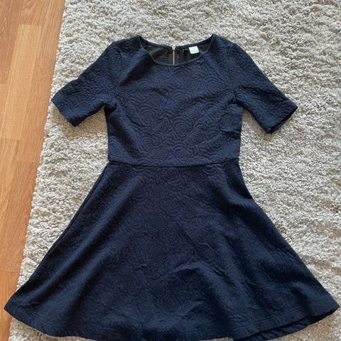 Mørkeblå søt kjole med mønster