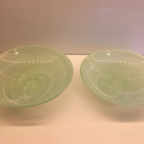 2 lysegrønne marmorert boller i kunstglass (16cm)