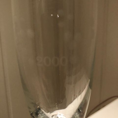 høst rydding-selger 2 stk champagne glass -millenniumglass  år 2000