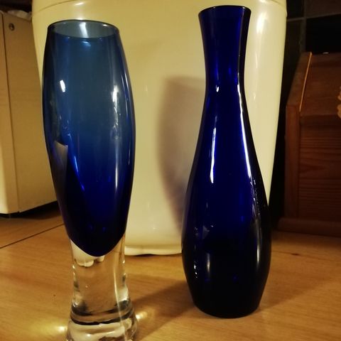 2 stk. nydelege blå vaser.
