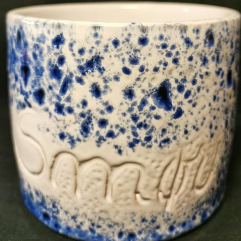 Håndlaget smørkrukke i keramikk