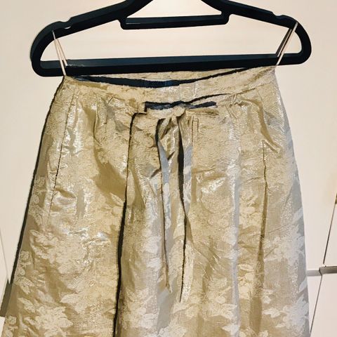 Moschino- “cheapandchic” -Brocade Skirt//Kjørt -Silver/Beige. 