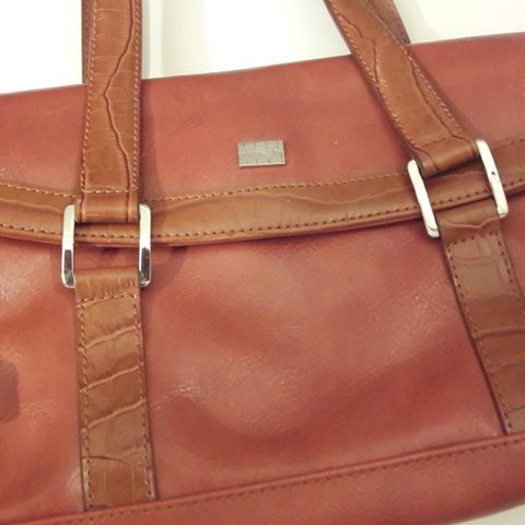 Flott skinn veske Fiorelli hb kr 200