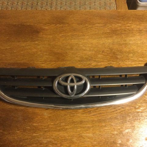 Toyota Avensis grill.