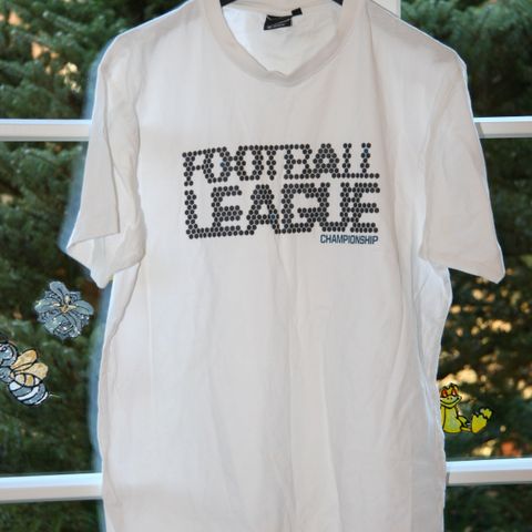 Fin hvit fotball t-shirt - størrelse S - Football League