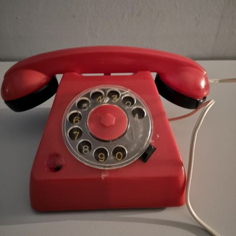 Eldre rød leketelefon i hardplast fra 1976