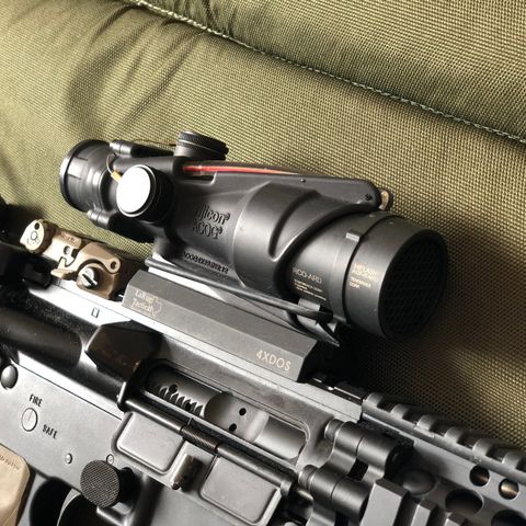 Trijicon ACOG 4x32 med LaRue montasje