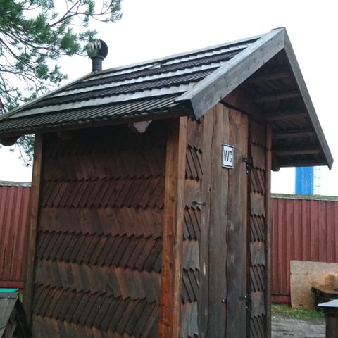 Utedo, toalett med Biotoalett håndlaget i Estland i estist byggetradisjon
