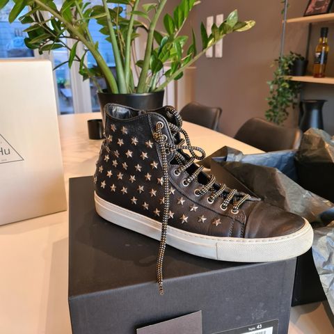 Dsquared sneakers vitello svart skinn med nagler / lite brukt