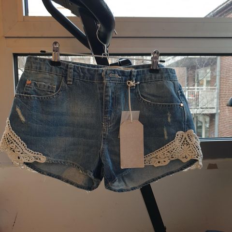 UBRUKT shorts str 34 med nydelige detaljer