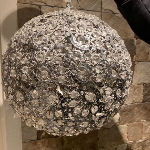 Flott sølvfarget taklampe med krystaller selges billig!