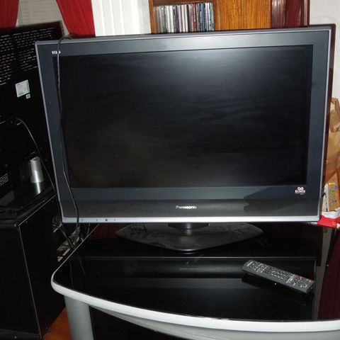 32" Panasonic LCD TV på TV-fot, modell TX-32LMD70FA, 2xhdmi, fjernkontroll
