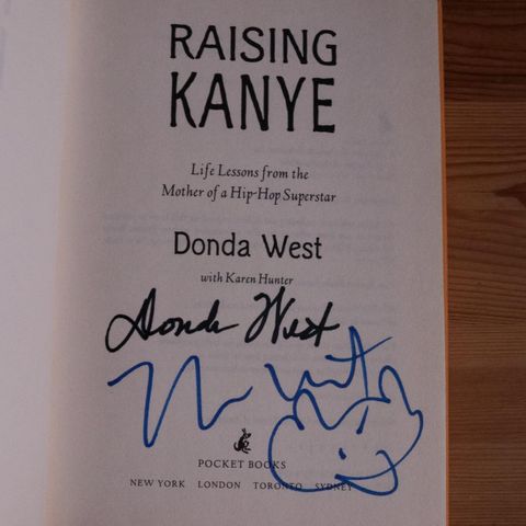 "Raising Kanye" signert av Kanye og Donda West