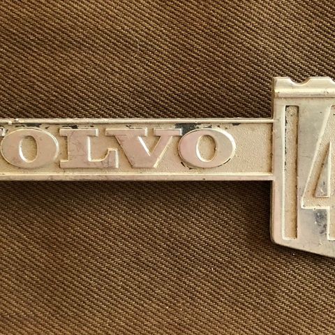 Volvo 142 side emblem