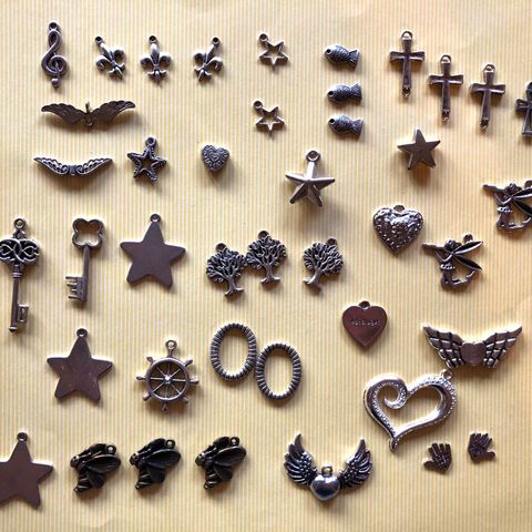 Smykkelaging ! 42  nye / ubrukte charms  tils : 120