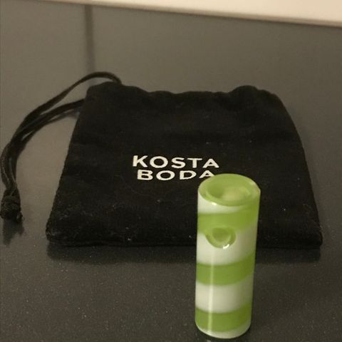 Flott Kosta Boda smykke (anheng) i glass, "Twist"