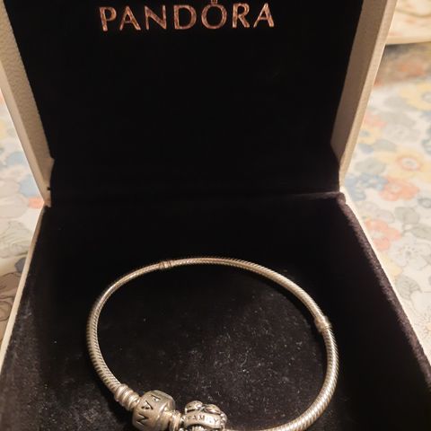 Ny Pandora armbånd og 1 charm FAMILYLOVE