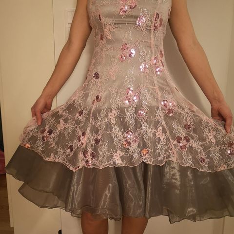Nydelig kjole i grå/sølv, rosa
