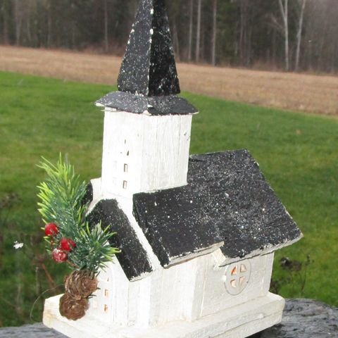 Julestjerne.  Osram  Lena adventstjerne. Kirke med lys. Juletrefot.