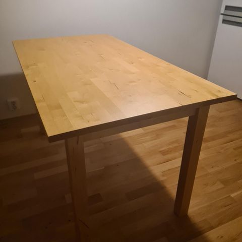 Pent brukt spisebord 74x135 cm lakkert furu