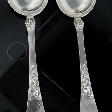 2 sølv spiseskjeer mønster Dovre selges.