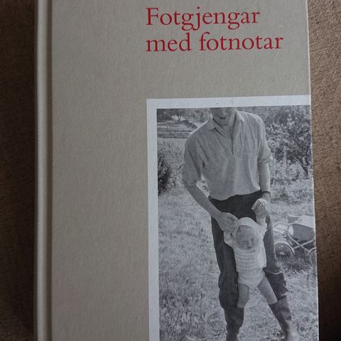 Fotgjengar med fotnotar av Einar Økland