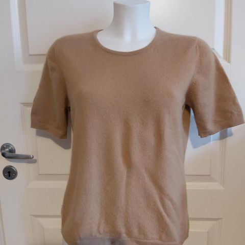 100% CASHMERE / KASJMIR kortermet camel farge genser. MARKS & SPENCER.