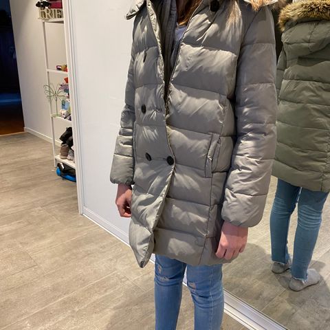 Pent/ lite brukt grå Zara Girls vinter-jakke str 9-10 år 140 cm selges billig