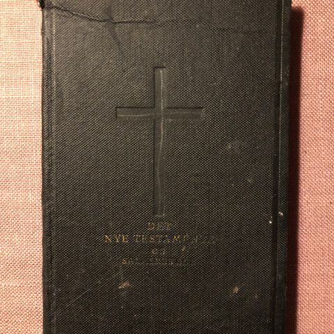 Det nye testamenet bok fra 1938 tils : 250,-