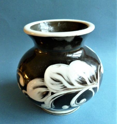 VASE. Gammel vase i keramikk med flott dekor. Stemplet IK-3 i bunnen