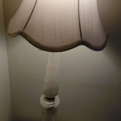 Gammel lampe med skjerm marmor