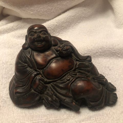 Smilende Buddha figur
