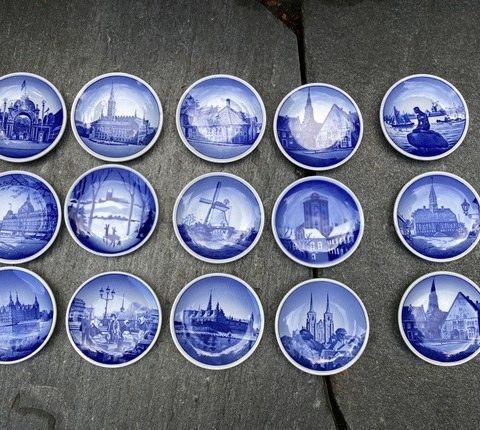 17 Miniplatter med motiv fra danske steder
