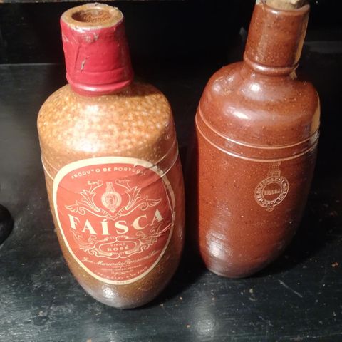 To gamle (vintage) flasker selges
