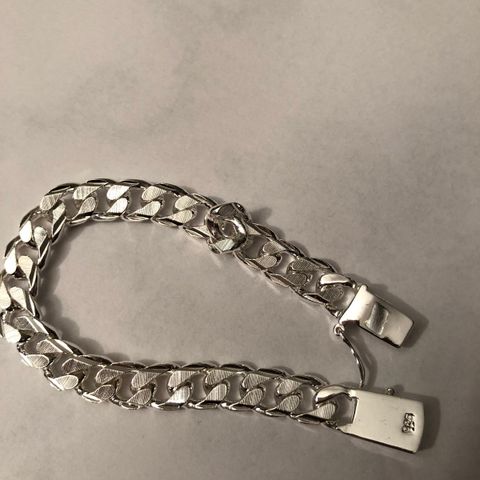 Flere armbånd , sølvbelagt.