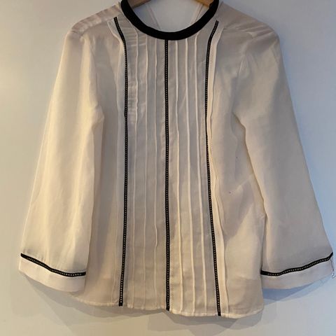Fin hvit bluse fra Zara selges billig