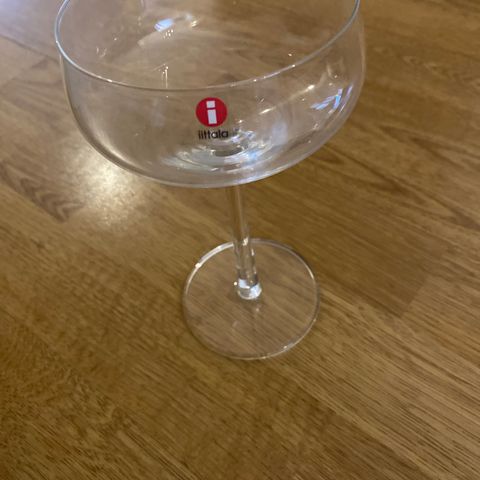1 nytt og ubrukt cocktailglass fra Iittala