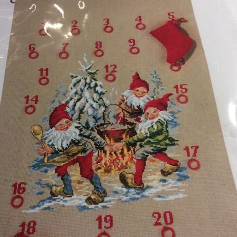 Trivelig, detaljert og håndbrodert jule kalender. 34x55cm