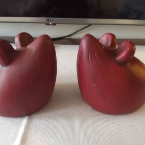 2 søte røde julemus i keramikk