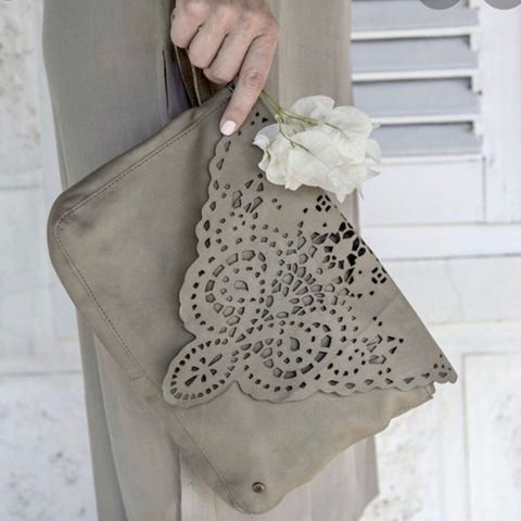 Skinnveske/clutch grå/beige