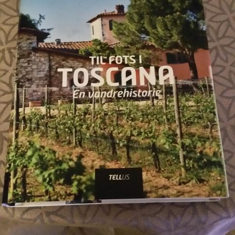 Til fots i Toscana  av Tommy Sørbø.