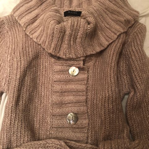 Som ny!Nydelig ullcardigan fra Sand med belte.68%ull,20%mohair.God kvalitet